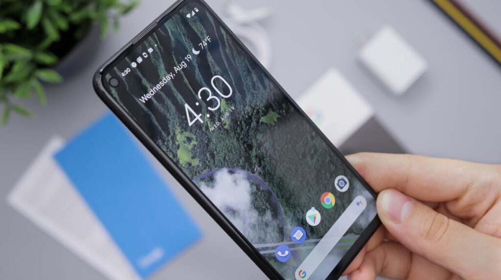 hand holding android spartphone